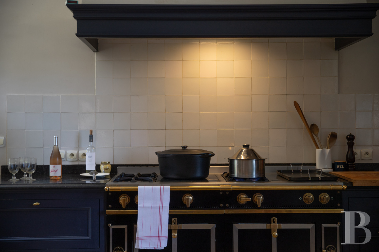 Dans le Perche, au nord-est de Bellême, une maison des 18e et 19e siècle au milieu de grands arbres  - photo  n°21